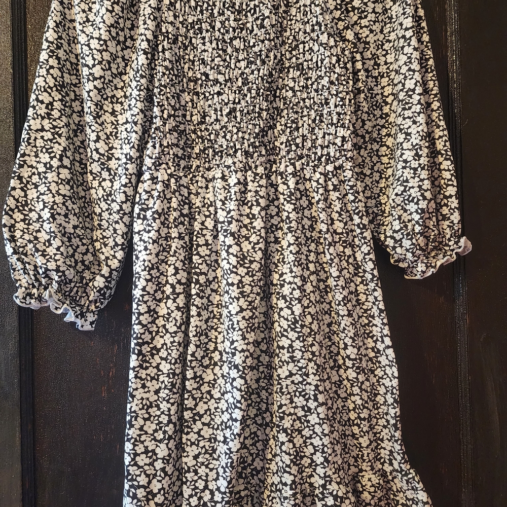 Chenault Girl Black & White Floral Smocked Dress – Size 12 Girls